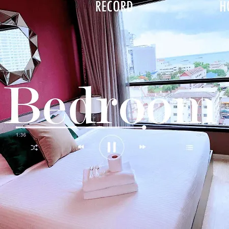 The Base Seaview Holiday Inn Pattaya Exterior photo